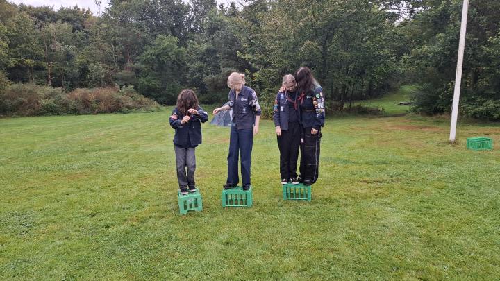 Troppen i fuld gang med mællekasse stafet 